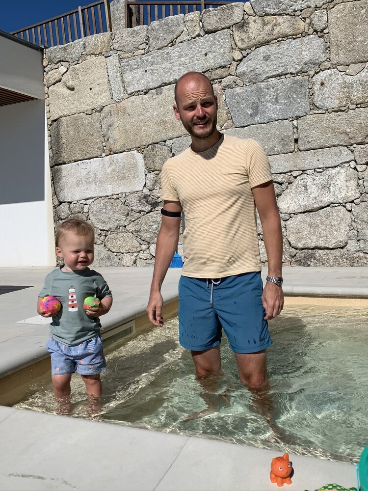 Het horloge voelt zich thuis in en rond het zwembad