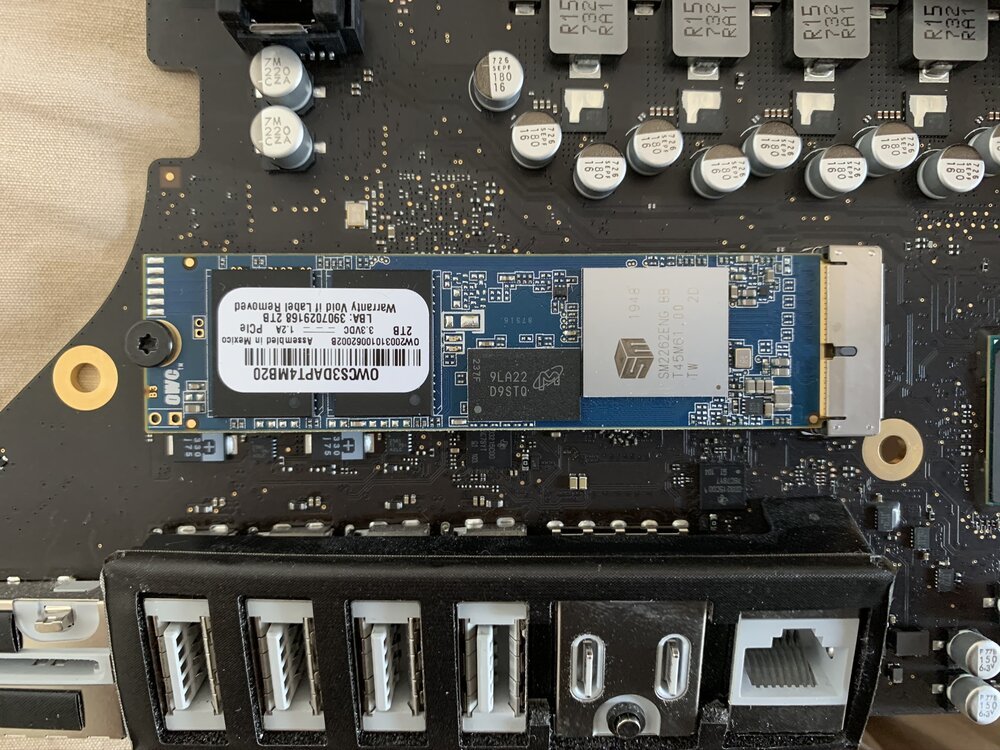 De SSD correct geïnstalleerd, let op hoe de connector veel dieper in de socket zit
