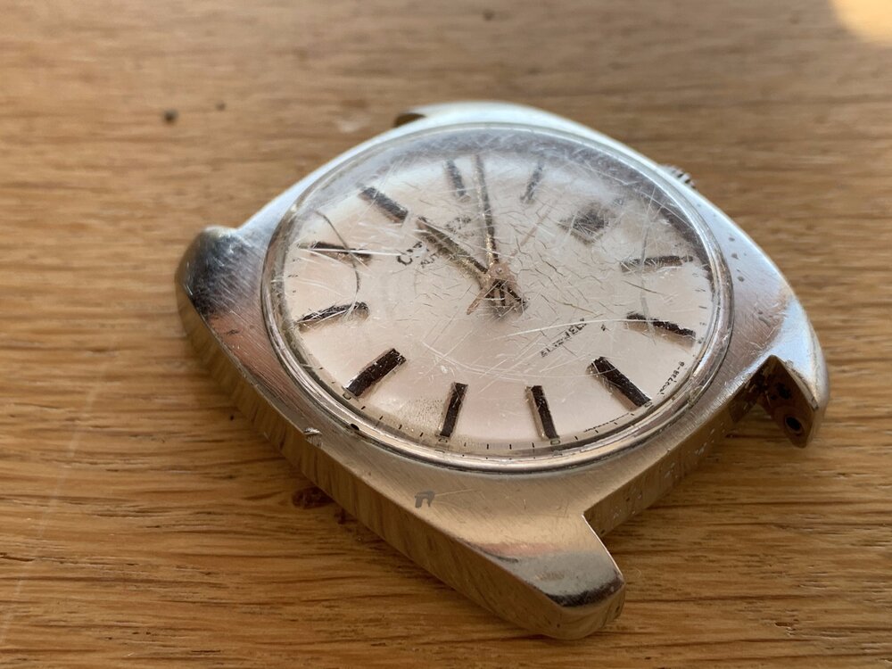 De schoongemaakte horlogekast, vanaf de bovenkant