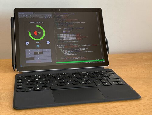 Firefox (links) en een MOSH/tmux terminalvenster (rechts) in splitscreen met behulp van de i3wm tiling window manager