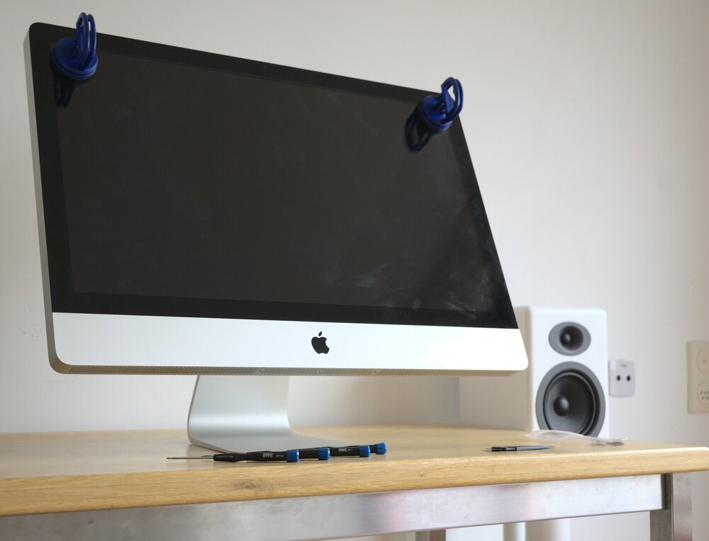 Kapotte iMac op mijn bureau - klaar om geopend te worden