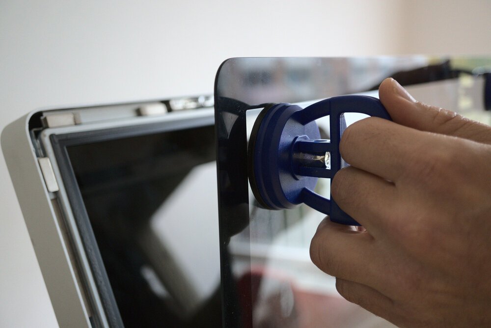 Het glaspaneel verwijderen met behulp van zuignappen