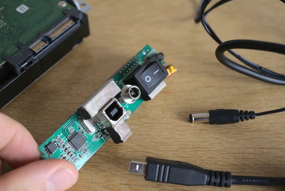 Deze chip was oorspronkelijk onderdeel van een externe USB-schijf - je hebt er misschien nog wel een liggen die je hiervoor kunt gebruiken