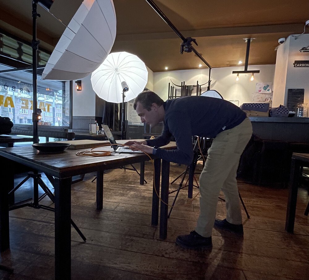 Zijn speciale gereedschap, zijn vakmanschap en zijn aandacht voor detail stellen mijn broer in staat zijn kunst te leveren