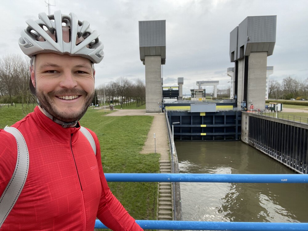 De machtige “Prinses Irenesluizen” verbinden het Amsterdam-Rijnkanaal met de zuidelijke rivieren van Nederland, Lek, Waal en Maas