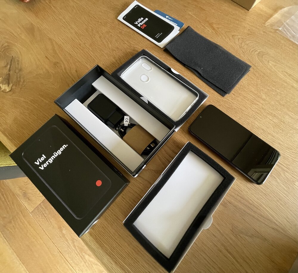 Volla Phone wordt geleverd met een oplader, USB-C-kabel en een transparante hoes