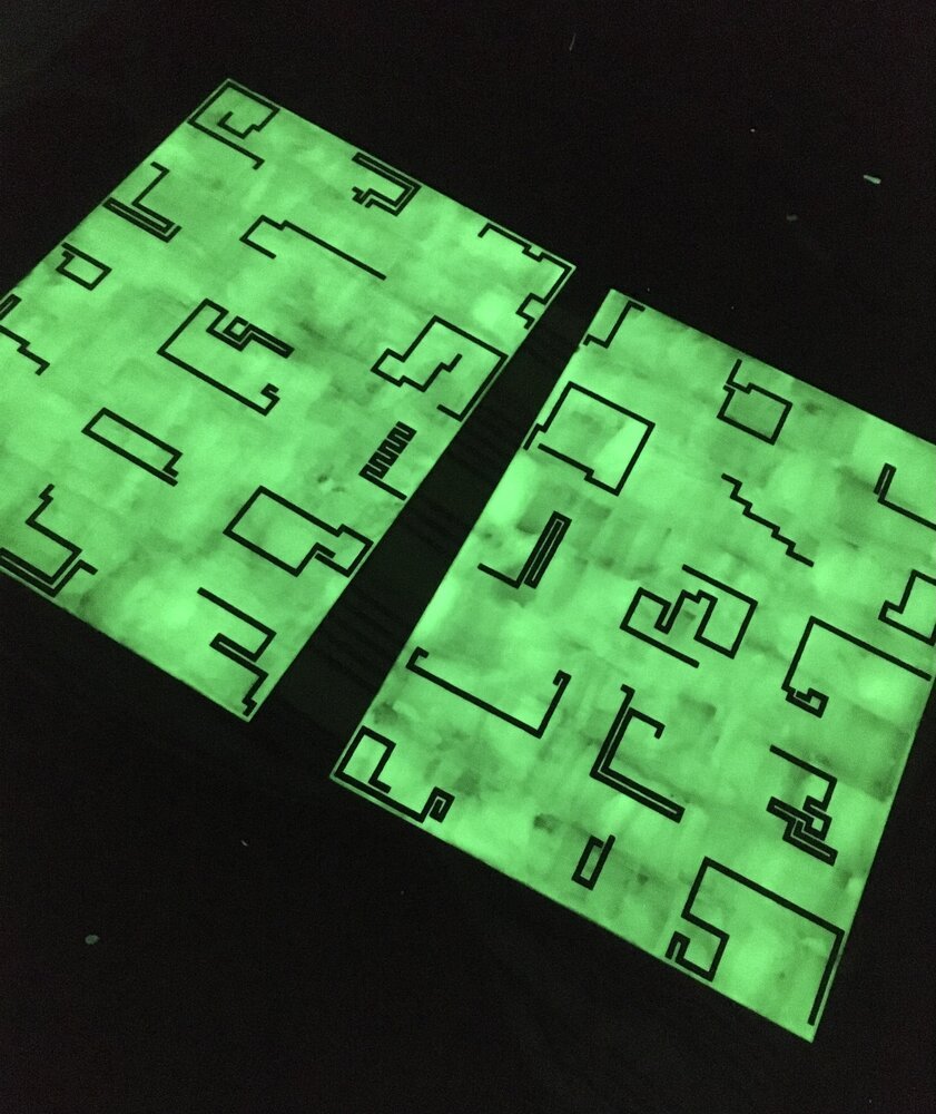 De kunstwerken lichten op in het donker