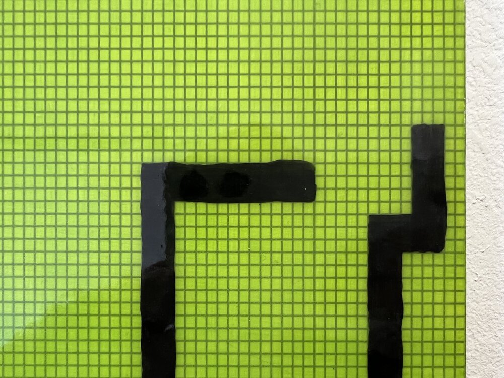 Verbluffend detail: groen dot-matrix canvas, manuele penseelstreken en een glanzend plastic-achtig oppervlak