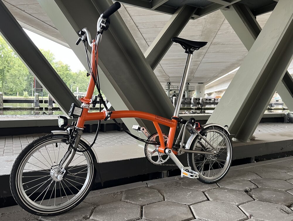 Mijn moderne Brompton vouwfiets - merk op hoe gelijkend hij is aan het eerdere model