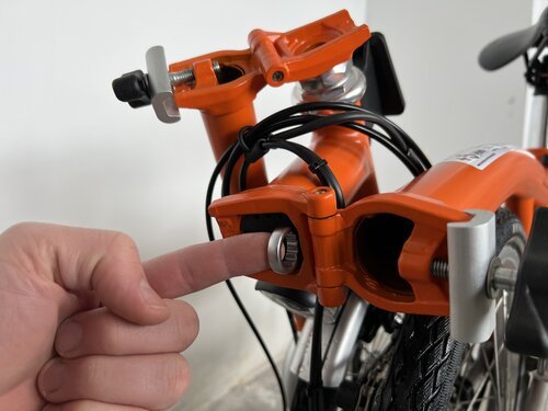 Ik hoop dat ik hem niet snel nodig zal hebben; maar mijn fiets heeft een perfect passende toolkit binnenin het vouwfietsframe - hoe slim!