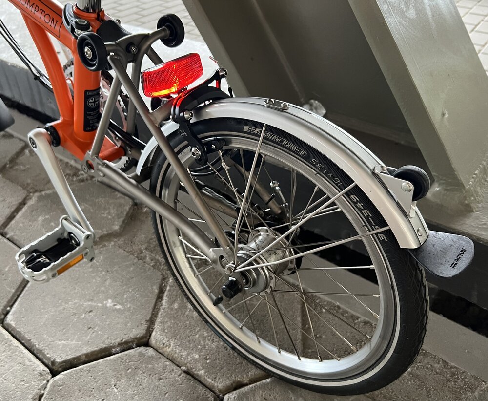 Je kunt zien dat het Brompton fietsontwerp zowel verfijnd als volwassen is: dingen zoals de supersterke versterkte spatborden geven je veel vertrouwen om de fiets gewoon te gebruiken - let ook op het titanium achterframe