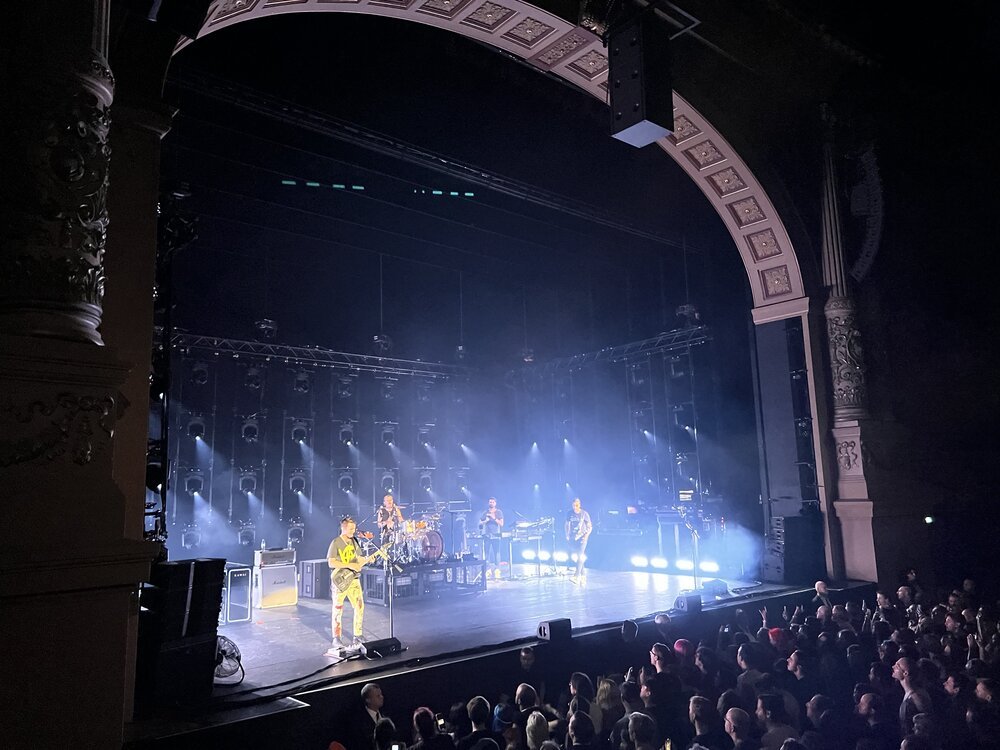 Moderne rockband op een klassiek podium