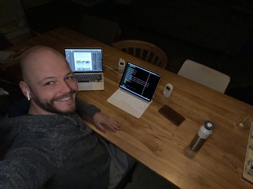 Dit jaar werd mijn koffiemok mijn reddingsboei, terwijl ik talloze nachten doorhaalde en intensief werkte - mezelf veranderend in een cafeïne-superheld