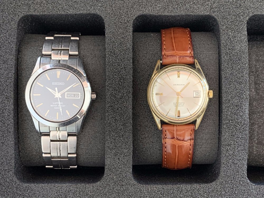 Erfstukken: Links is het horloge van mijn overleden vader, met een helderblauwe wijzerplaat (een beetje moeilijk te zien), en rechts is het horloge van mijn grootvader van vergelijkbare grootte - ik zweer dat ik de datums op de horloges niet heb ingesteld voor de foto, ze zijn gewoon toevallig gestopt op 22 en 12... een knipoog van bovenaf?