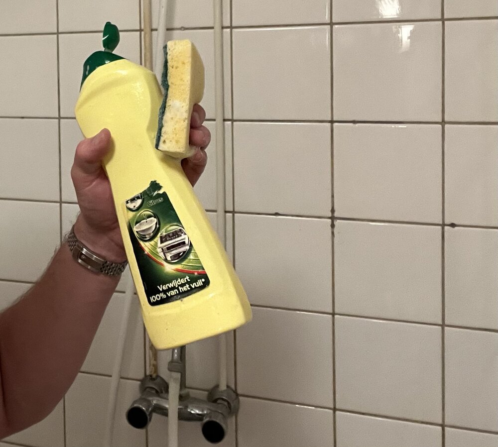 De DateJust gooit de handdoek niet in de ring als het tijd is voor een grondige schoonmaakbeurt in de badkamer!