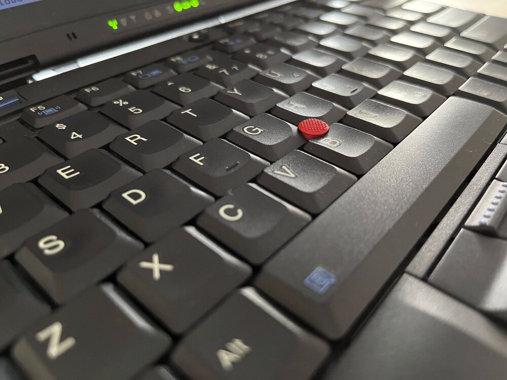 Het toetsenbord van de ThinkPad is een droom om op te typen en heeft een “je haat het of je houdt ervan” TrackPoint (ik zit in het “houden ervan” kamp!)