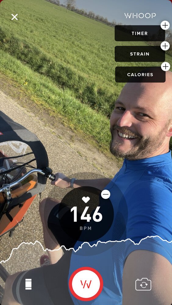 Trainen op een niet-elektrische bakfiets! De kinderen vinden het geweldig! Geen behoefte aan luxe GARMIN head-units: WHOOP kan je trainingen op elk voertuig volgen.
