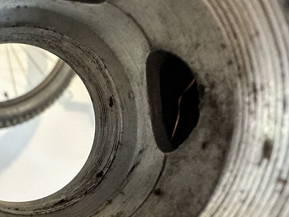 Als je goed kijkt, zie je een stuk koperdraad in het gat