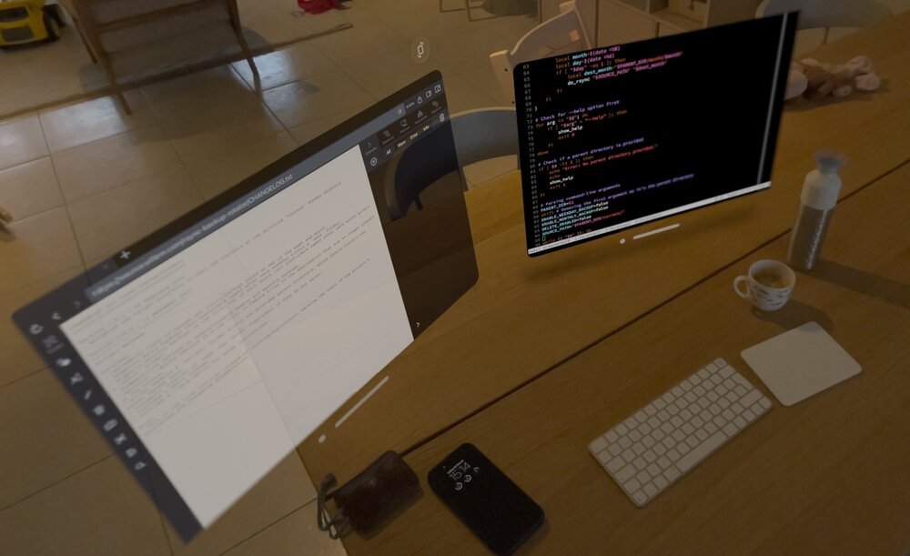 Het is moeilijk vast te leggen in een 2D-foto, maar voor je ogen is er echte diepte in de setup, alsof die twee schermen er echt staan