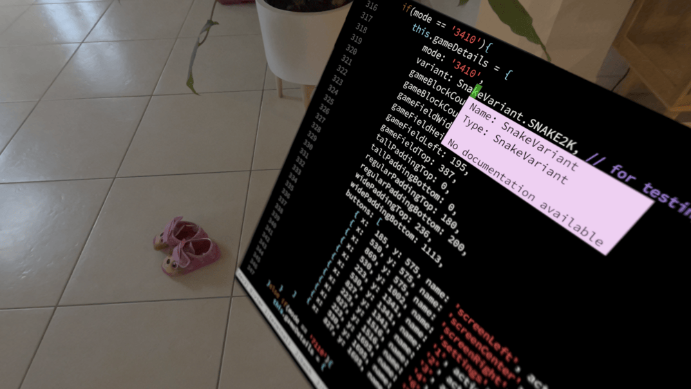 Het 'kleinste' venster van hierboven is in feite erg groot; ter vergelijking van de schaal heb ik het virtuele maanoppervlak verwijderd, zodat je het venster naast de schoenen van mijn dochtertje kunt zien.