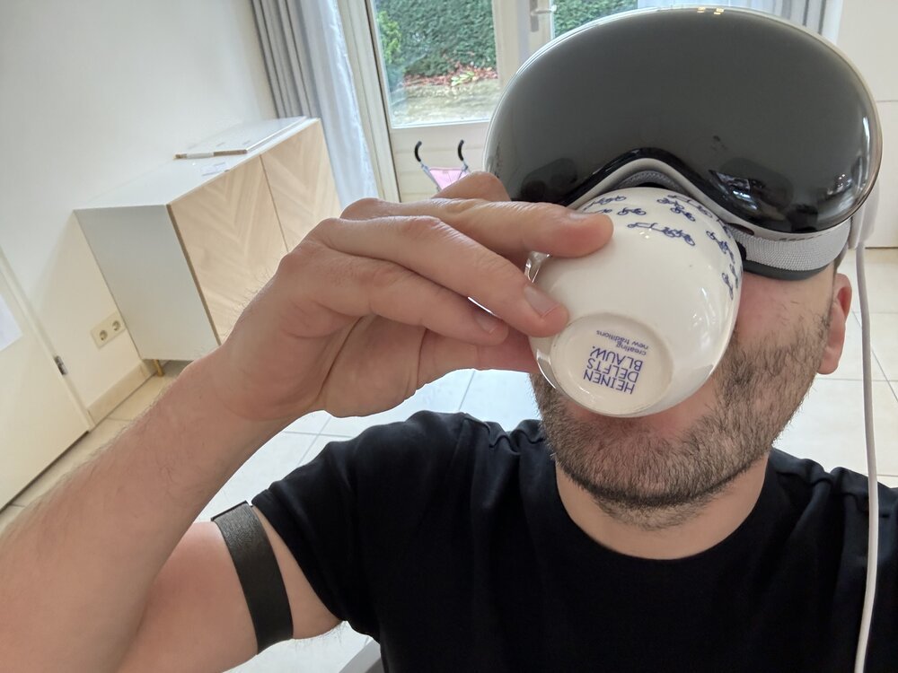 Over gevaren gesproken... koffie drinken is een echte uitdaging met Vision Pro - haha!