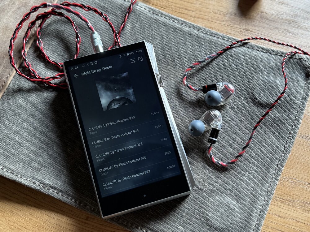 Gedownloade podcasts op mijn A&K audiospeler—moderne Apple-nudges stuurden me ironisch genoeg terug naar het oude iPod-achtige ontwerp (o zoete ironie)