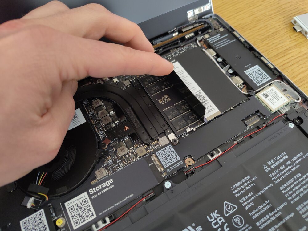 Het installeren van de twee 48GB RAM-modules is eenvoudig