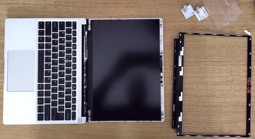 Het installeren van de schermrand is eenvoudig, je kunt kiezen uit veel verschillende kleuren - ik koos voor saai zwart.