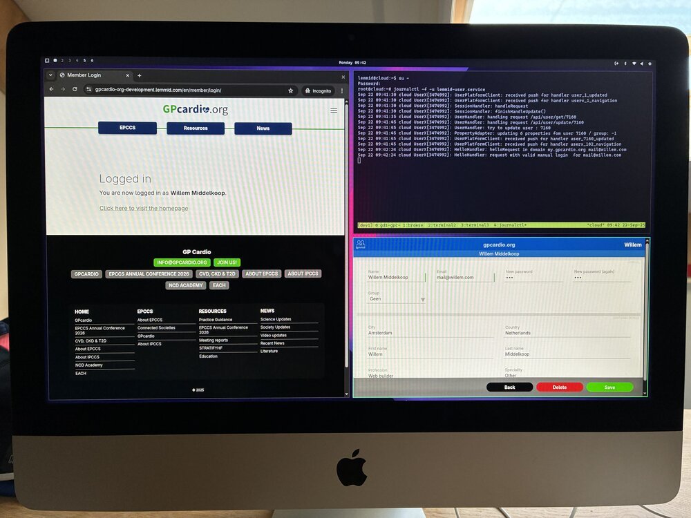 Mijn webontwikkelingswerk doen op Omarchy waar mijn tools (rechtsonder) perfect draaien naast andere apps zoals Chromium en de terminal